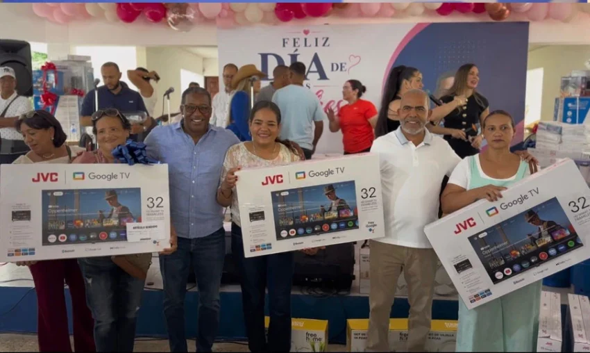 Agustín Burgos celebra Día de las Madres junto a más de 1,000 mujeres que respaldan su labor social en La Vega