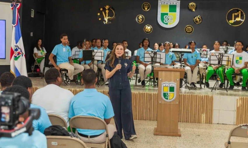 Carolina Mejía sostiene encuentro con estudiantes de politécnico en Gualey