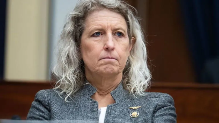 Representante de Virginia se defiende tras polémica por comentario sobre Hakeem Jeffries