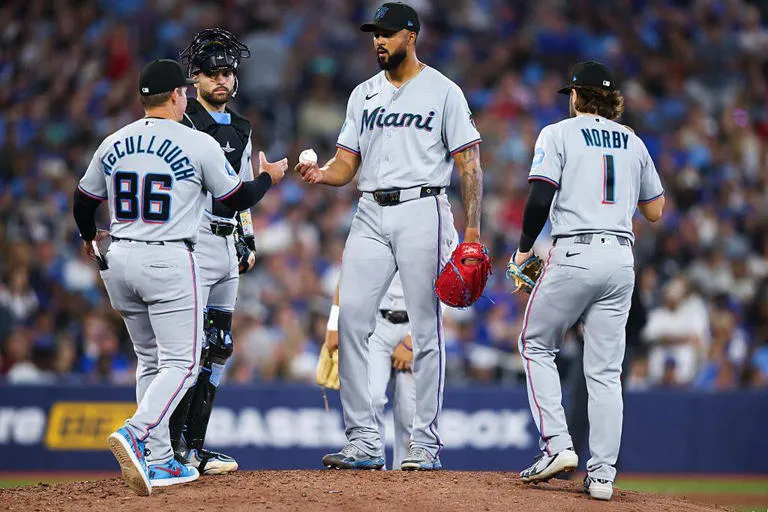 Caída abrupta: El as del pitcheo de Miami se derrumba y los Azulejos frenan la buena racha de los Marlins en Toronto