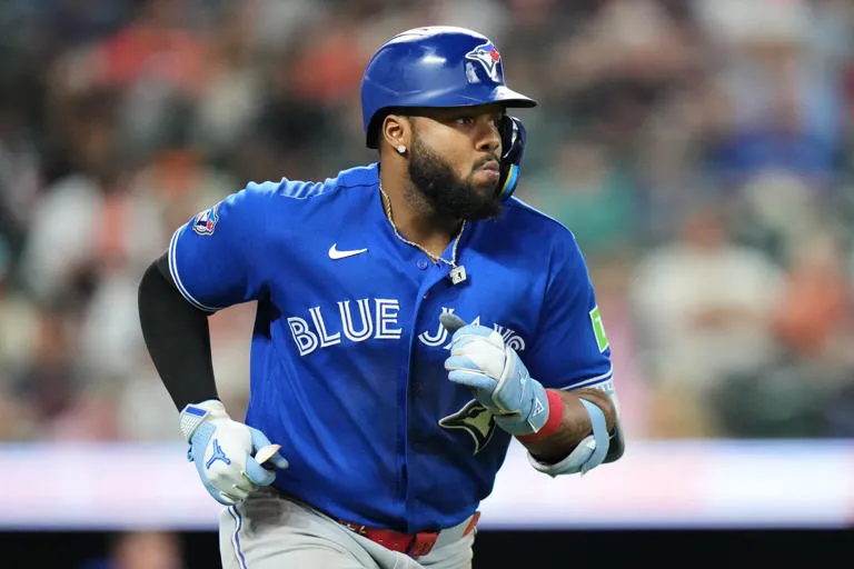 Remontada Épica: Toronto Borra una Desventaja de Cinco Carreras para Someter a Baltimore en un Cierre de Infarto