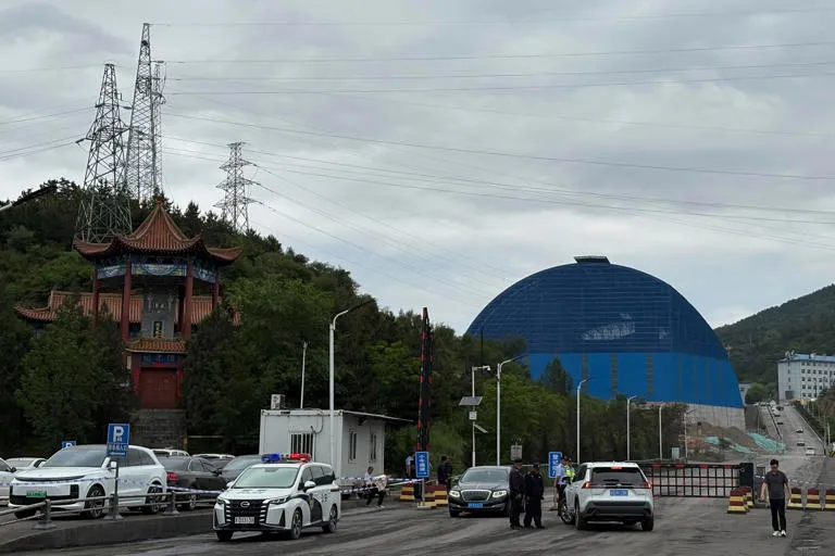 Tragedia en Shanxi: Cientos de rescatistas desafían túneles inundados tras la peor explosión minera en China en 17 años