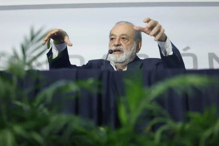 Inyección colosal: Carlos Slim sacude el mercado con el anuncio de una histórica inversión de 5.000 millones de dólares en México para 2026