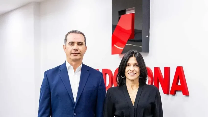 Equifax y ADOZONA firman alianza para fortalecer la transparencia en Zonas Francas