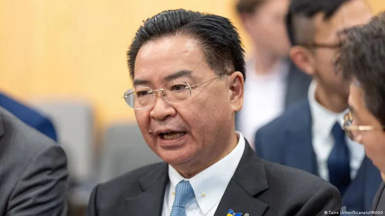 Alerta máxima en el Estrecho: Taiwán denuncia el despliegue de más de cien buques de guerra chinos a su alrededor