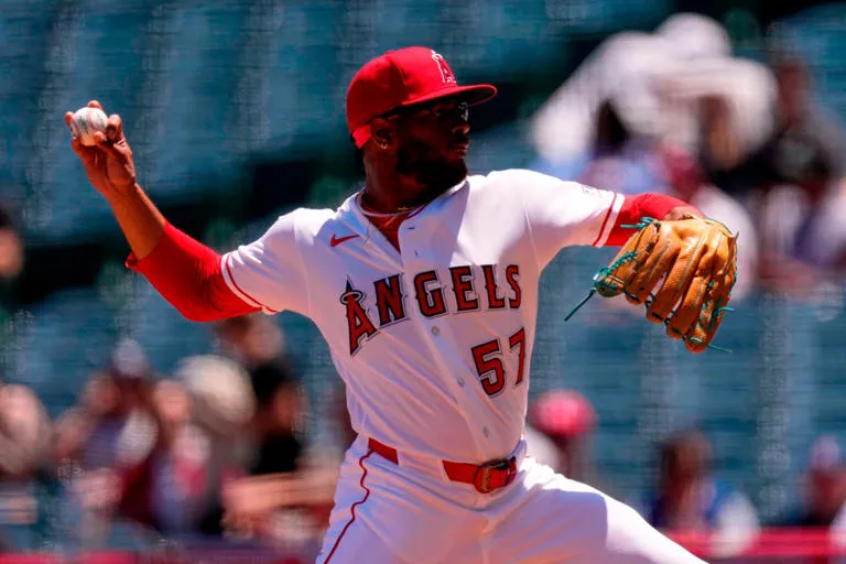 Travis d’Arnaud y José Ureña lideran el triunfo estratégico de los Angelinos frente a los Medias Blancas
