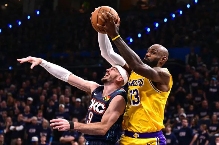 LeBron James lanza duras críticas cargadas de improperios contra su excompañero Alex Caruso