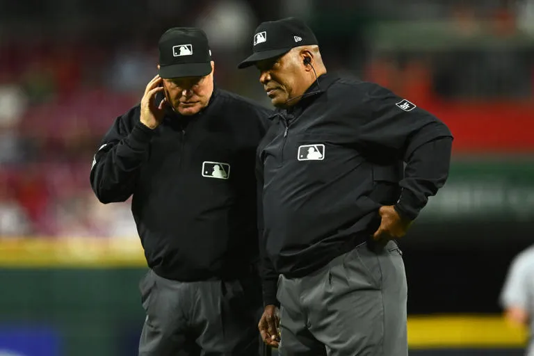 El árbitro Brian O'Nora abandona el juego entre los Cachorros y los Medias Blancas tras recibir un fuerte pelotazo de foul
