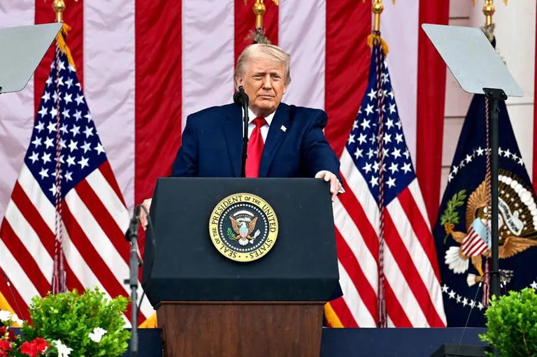 Controversia digital: Trump agita la contienda política al compartir imagen generada por IA cazando a rivales internos