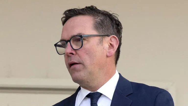 James Murdoch expande su imperio mediático con la posible adquisición de New York Magazine
