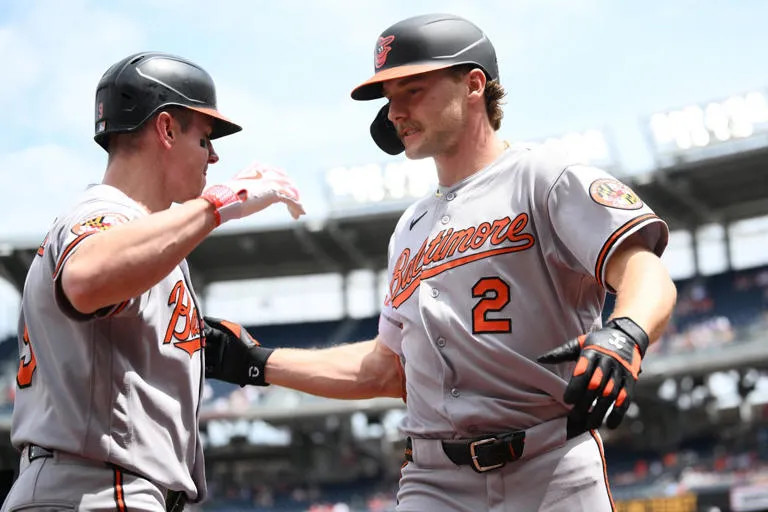 Aporte ofensivo de Gunnar Henderson asegura la victoria de Baltimore en el duelo regional