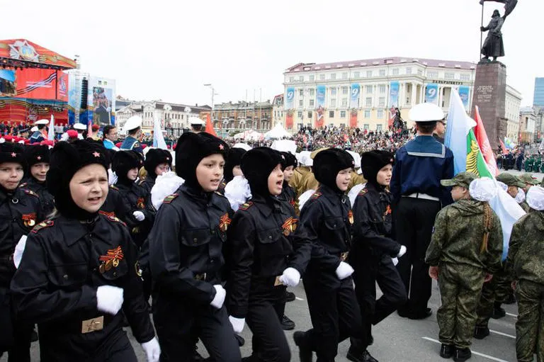 Adoctrinamiento y fusiles: Acusan a Putin de desplegar una masiva red de campos de entrenamiento militar para niños en Rusia