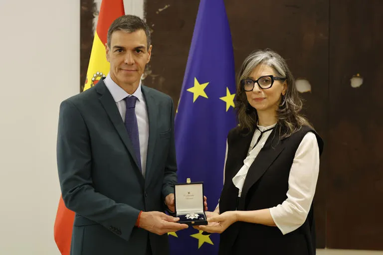 Pedro Sánchez condecora a Francesca Albanese, relatora de la ONU para los territorios palestinos