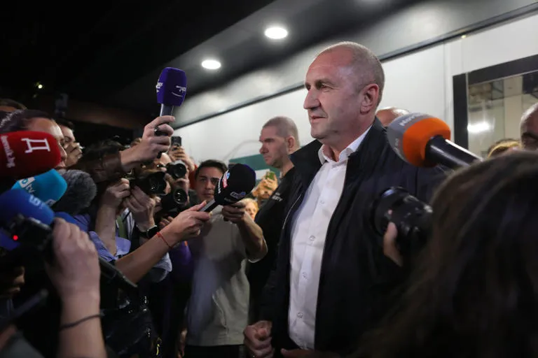 BULGARIA LOGRA ESTABILIDAD POLÍTICA: EL PARLAMENTO RATIFICA EL NUEVO GOBIERNO DE RUMEN RADEV