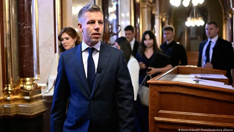 Péter Magyar jura como nuevo primer ministro de Hungría