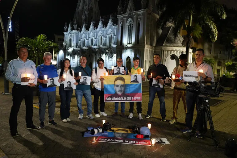 Periodistas del suroeste de Colombia rechazan en una velatón el asesinato de un reportero
