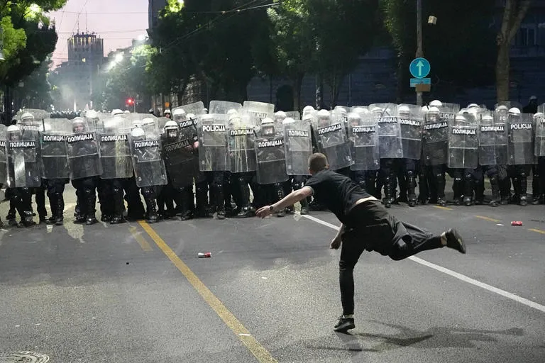 Disturbios en los Balcanes: Manifestantes serbios chocan violentamente con la policía tras una multitudinaria marcha antigubernamental en Belgrado