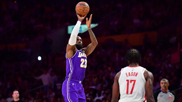 "Estoy muy viejo para esta tontería": LeBron James pone en su lugar a Jabari Smith Jr. con una respuesta épica