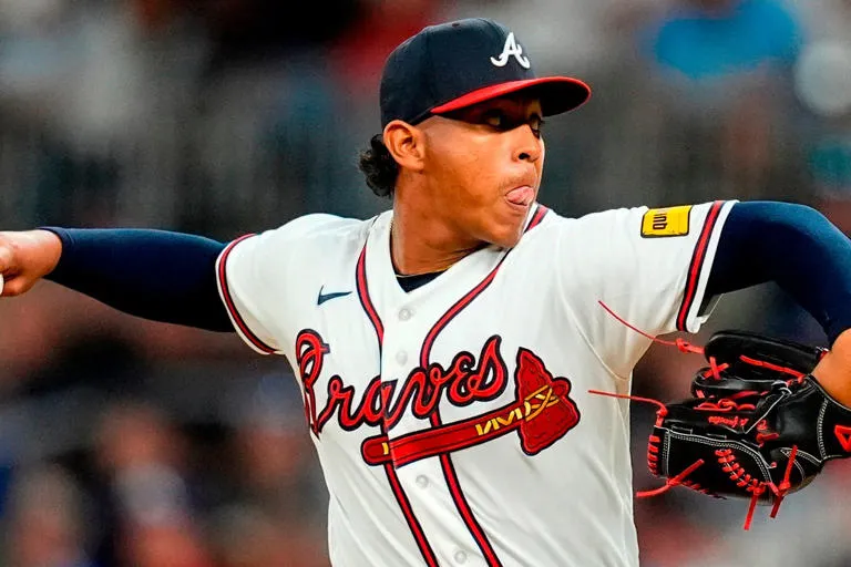 Grant Holmes y relevistas de los Bravos limitan a los Cachorros a un solo hit