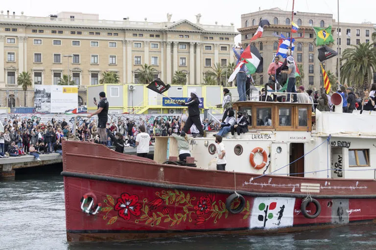 Tensión en el Mediterráneo: El ejército de Israel bloquea el avance de la flotilla internacional que navega hacia Gaza