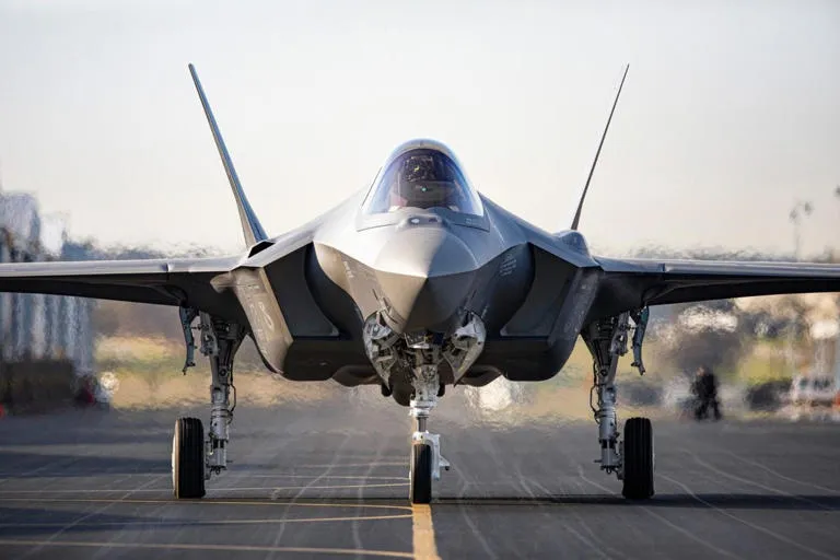 Tensión geopolítica: Estados Unidos bloquea la exportación de aviones de combate desde España
