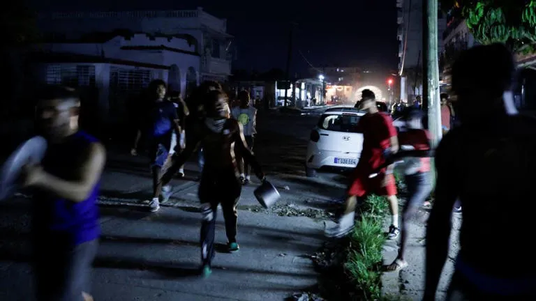 Apagones masivos desatan protestas en Cuba ante crisis energética en La Habana