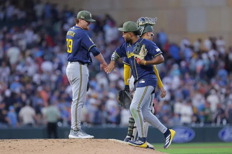 Jackson Chourio brilla con jonrón y joya defensiva en el triunfo de los Cerveceros ante los Mellizos