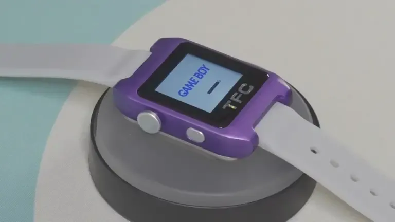 Un ingeniero transforma una Game Boy Color original en un reloj de pulsera funcional que lee minicartuchos