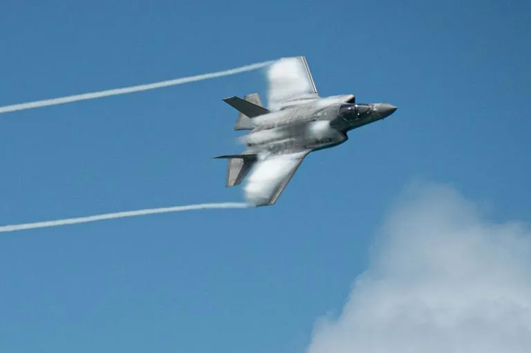 Escalada bélica: Irán abre fuego contra un jet F-35 estadounidense mientras la tensión aumenta durante las charlas