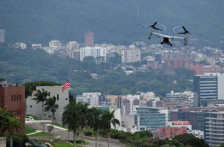 Tensión y demostración de fuerza: EE. UU. ejecuta un sorpresivo ejercicio militar en su embajada de Caracas bajo la mirada del jefe del Comando Sur