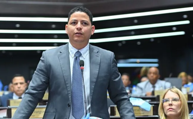Diputado del PRM llama “fósiles y dinosaurios” a dirigentes tras propuesta de extender mandatos internos