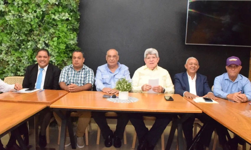 Francisco Javier García fortalece su estructura en Santiago con masiva juramentación