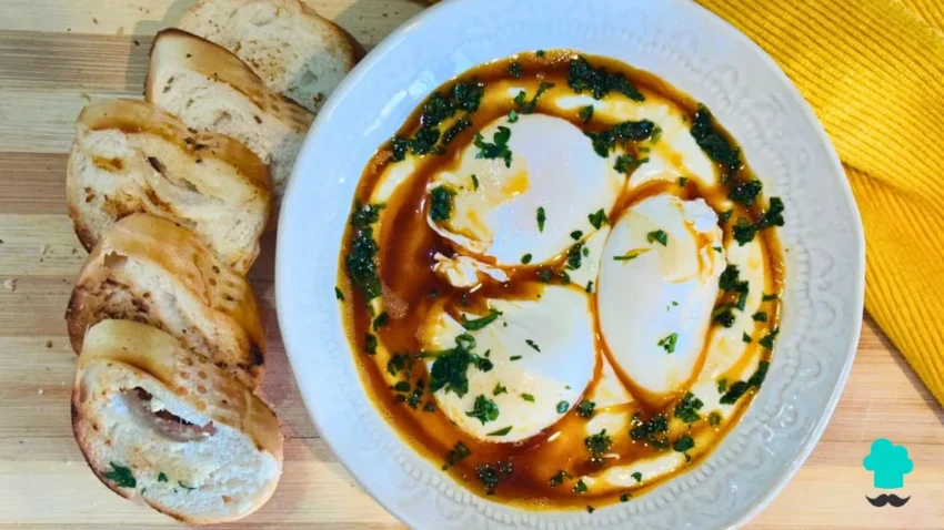 Receta de Huevos turcos: el plato tradicional tan cremoso que no podrás dejar de mojar pan