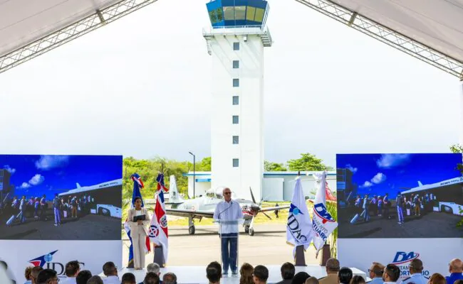 IDAC, DA y FARD inauguran torre de control y sistema de balizamiento de pista en Base Aérea de San Isidro; inversión supera los RD$819 millones