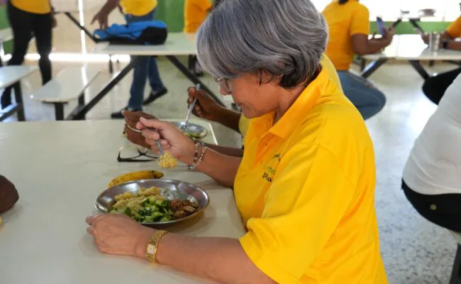 INABIE garantiza alimentación escolar a casi 150 mil jóvenes y adultos de los programas Oportunidad 14-24 y Prepara