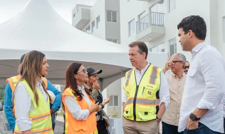 Ministro Ito Bisonó desarrolla agenda de trabajo en Santiago y Santiago Rodríguez; supervisa reparación de viviendas en La Ceibita