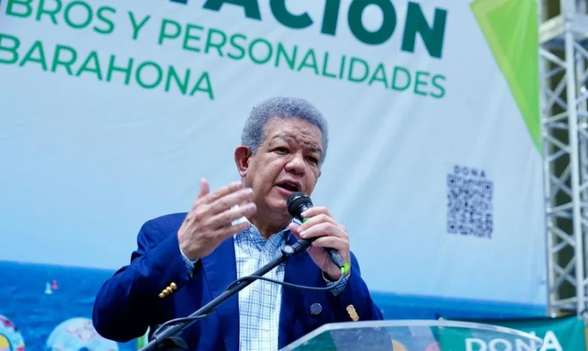 Durante masiva juramentación en Barahona, cuestiona el crecimiento económico y el aumento de la deuda. Barahona.– El presidente del partido Fuerza del Pueblo (FP), Leonel Fernández, afirmó este domingo que el gobierno del Partido Revolucionario Moderno (PRM) mantiene una “desconexión emocional” con el pueblo dominicano, lo que, a su juicio, explica el deterioro en distintas áreas del país, señalando que la nación “va en reversa” bajo la actual gestión. Al pronunciar un discurso durante una masiva juramentación en el Palacio de los Deportes de Santa Cruz de Barahona, Fernández sostuvo que el crecimiento de la Fuerza del Pueblo responde directamente al desencanto ciudadano frente al gobierno. “En estos momentos el pueblo dominicano se siente desilusionado, se siente impotente, se siente angustiado por la actual gestión de gobierno del PRM. Uno se sorprende al ver la desconexión emocional que tienen con el pueblo dominicano”, manifestó. El exmandatario cuestionó además las cifras de crecimiento económico presentadas por las autoridades, señalando contradicciones entre los datos oficiales y la realidad que vive la población. “Acaban de decir que en el mes de marzo la economía dominicana creció 5.1% del PIB y que el primer trimestre ha sido de crecimiento económico. Uno se pregunta, si eso es así, ¿por qué el Presidente convoca a su gabinete para plantear una política de austeridad en la República Dominicana?”, indicó. Fernández aseguró que la situación económica del país no puede atribuirse únicamente a factores internacionales, afirmando que antes de los efectos de la crisis generada por conflictos internacionales ya existía un deterioro, sin que el gobierno adoptara medidas oportunas. En ese contexto, criticó el manejo fiscal de la actual administración, señalando que, pese a contar con el mayor presupuesto de la historia, no ha logrado responder a las necesidades de la población. “El pecado de este gobierno ha sido que es el que más dinero ha recibido en toda la historia de la República Dominicana. El presupuesto ya pasa por encima de un trillón de pesos, algo nunca visto, y aun así no le da”, afirmó. Asimismo, denunció el crecimiento del endeudamiento público en los últimos años: “Se ha convertido en el gobierno que más ha endeudado a la República Dominicana. En cinco años ha generado una deuda mayor que en toda la historia desde la fundación de la República. Eso es inaceptable”, sostuvo. Durante su intervención, Fernández utilizó una comparación con una conocida canción del artista Juan Luis Guerra para describir el rumbo del país bajo la actual gestión. “Si fuéramos a parodiar la canción, diríamos que en este gobierno la guagua va en reversa. En electricidad va en reversa, en educación en reversa, en salud en reversa, con el metro en reversa, en Barahona, en todo el Sur y en la República Dominicana, la guagua va en reversa”, expresó. En ese mismo orden, planteó la necesidad de una reorientación del rumbo en la conducción del país: “Tenemos que meterle un cambio a la reversa y subir la colina en primera para llegar al Palacio Nacional”, agregó. Al cierre de sus palabras, Fernández advirtió: “Que vayan preparando sus maletas, porque en mayo del 2028, con el voto abrumador del pueblo dominicano, e’ pa’ fuera que van”, añadió. Las declaraciones de Fernández se produjeron en el marco de la juramentación de nuevos dirigentes en la provincia de Barahona, en un acto que reunió a miles de personas y evidenció el crecimiento de la Fuerza del Pueblo en la región Sur.