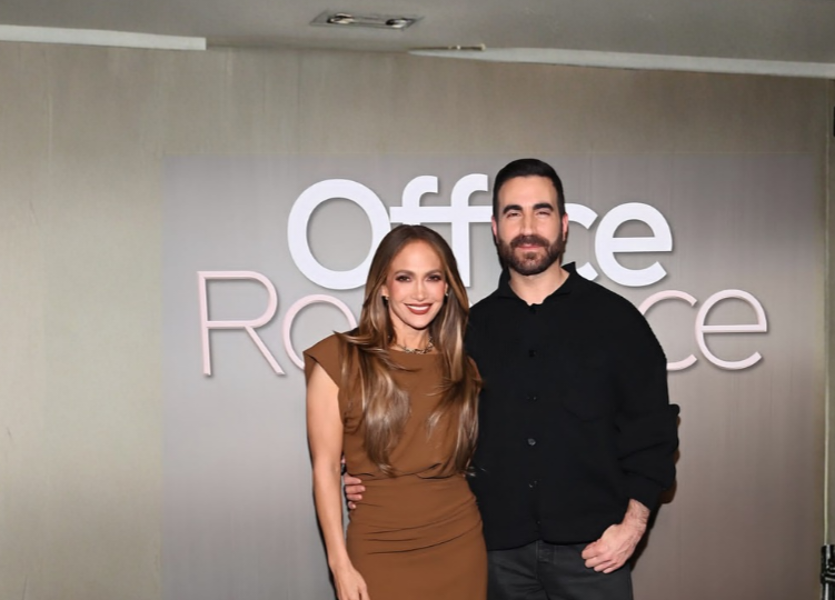 Jennifer Lopez y Brett Goldstein protagonizarán “Office Romance”, la nueva comedia romántica de Netflix