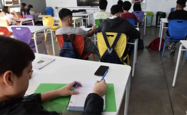 Padres respaldan regulación de celulares y otros dispositivos en escuelas