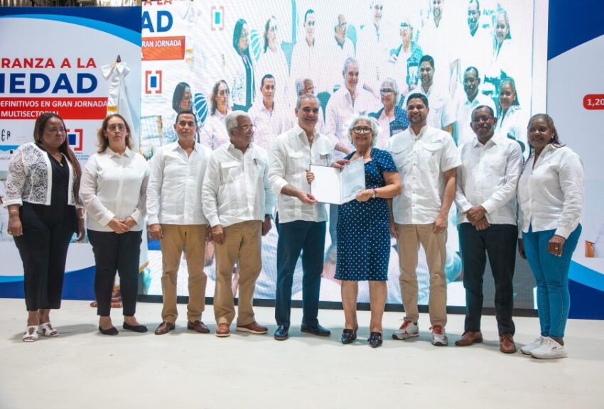 Presidente Abinader entrega en Haina 1,279 títulos de propiedad y beneficia 6,385 personas