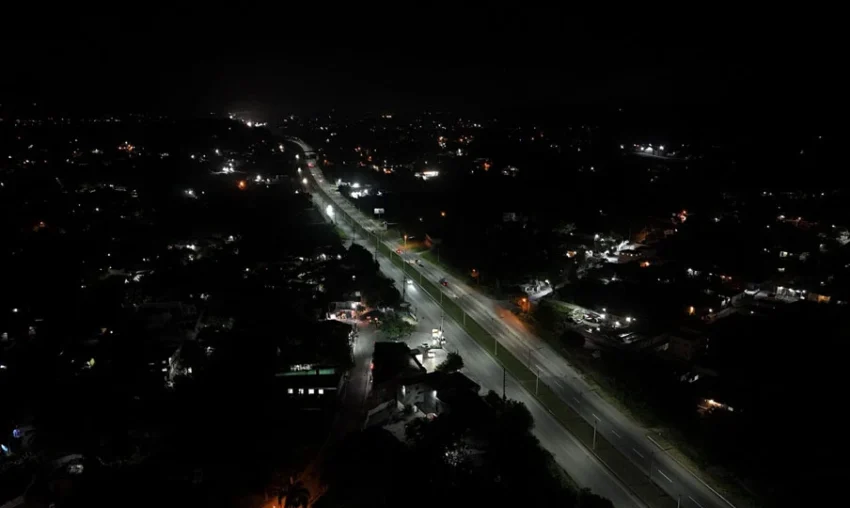 RD Vial avanza la iluminación LED del corredor sur con 1,084 luminarias instaladas en la Autopista 6 de Noviembre y la Circunvalación de Baní
