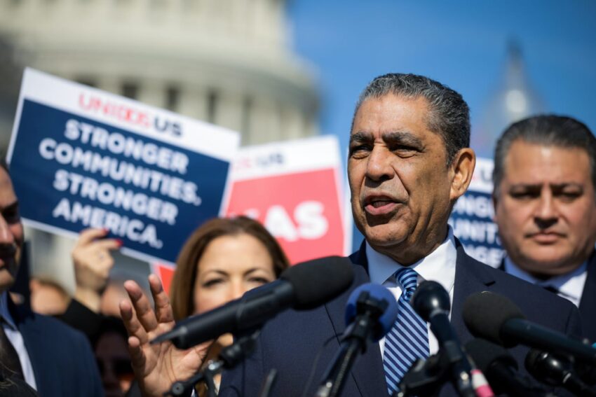 NY: Adriano Espaillat critica aumento de fondos para ICE