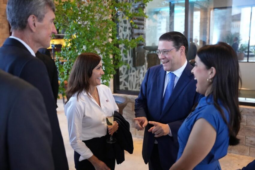 Ministro de Industria y Comercio reúne a embajadores para explicar oportunidades de inversión en RD