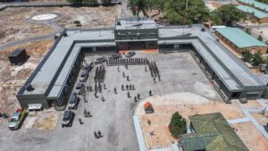 Ministros de Defensa y de la Presidencia realizan recorrido estratégico en la frontera para fortalecer acciones de seguridad y desarrollo bajo la estrategia FUERTEPedernales, República Dominicana. – El ministro de Defensa, teniente general Carlos Antonio Fernández Onofre, ERD., y el ministro de la Presidencia, José Ignacio Paliza, realizaron un recorrido estratégico por la frontera sur del país, desde la comunidad de Puerto Escondido, en Duvergé, hasta la provincia de Pedernales, con el objetivo de evaluar sobre el terreno las dinámicas de seguridad, defensa, infraestructura, conectividad y desarrollo económico que impactan la zona fronteriza, como parte de los esfuerzos del Gobierno para fortalecer la implementación de la estrategia integral FUERTE.La jornada incluyó el cruce de la Sierra de Bahoruco, una de las zonas geográficas más complejas, estratégicas y sensibles de la frontera dominicana. Este trayecto permitió a las autoridades observar directamente las condiciones del terreno, las capacidades de movilidad y vigilancia existentes, así como los desafíos logísticos y operacionales que enfrentan diariamente las unidades militares y los organismos del Estado desplegados en esta importante área de la frontera.Durante el recorrido, los ministros estuvieron acompañados por el comandante general del Ejército de República Dominicana, mayor general Jorge Iván Camino Pérez, ERD., y por el director general del Cuerpo Especializado de Seguridad Fronteriza Terrestre (CESFRONT), general de brigada José Manuel Rodríguez Coste, ERD., quienes presentaron detalles sobre los esquemas de vigilancia, control territorial, patrullaje y protección de la soberanía nacional que ejecutan las Fuerzas Armadas y los organismos de seguridad desplegados en la zona.La visita se desarrolló en el marco de la estrategia FUERTE —Fortaleza Fronteriza, Unión Nacional, Estrategia de Infraestructura, Resiliencia Económica, Transformación Territorial y Estabilidad y Defensa—, concebida para fortalecer la presencia del Estado en la frontera mediante una visión integral que articula seguridad, infraestructura, conectividad, desarrollo económico y bienestar social.Durante las distintas paradas realizadas, las autoridades evaluaron las condiciones operacionales de los organismos responsables de la seguridad fronteriza, el estado de importantes infraestructuras estratégicas, las dinámicas comerciales de la zona y las necesidades de las comunidades ubicadas a lo largo de la línea fronteriza, con el propósito de generar información estratégica que permita la adopción de decisiones oportunas y efectivas.El recorrido permitió además constatar la importancia estratégica de la Sierra de Bahoruco como corredor natural de alto valor para la seguridad nacional, la protección de los recursos naturales y la conectividad de las comunidades fronterizas, reafirmando la necesidad de continuar fortaleciendo la presencia institucional y las capacidades operativas del Estado en esta zona.El ministro de Defensa destacó que este tipo de recorridos constituyen una herramienta fundamental para la planificación estratégica, al permitir a las autoridades observar directamente la realidad operacional de la frontera y evaluar el impacto de las acciones implementadas por el Estado.Asimismo, el ministro de la Presidencia resaltó que la estrategia FUERTE busca consolidar una frontera cada vez más segura y desarrollada, donde las inversiones en infraestructura, la generación de oportunidades económicas y el fortalecimiento de la seguridad contribuyan de manera conjunta al bienestar de la población fronteriza.Las autoridades coincidieron en que el recorrido permitió verificar importantes avances en materia de control territorial, vigilancia fronteriza y desarrollo de infraestructura, al tiempo que facilitó la identificación de nuevas iniciativas y proyectos destinados a fortalecer la conectividad, la actividad económica y la capacidad de respuesta de las instituciones presentes en la zona.Con este tipo de acciones, el Gobierno reafirma su compromiso con la protección de la soberanía nacional, el fortalecimiento de las capacidades operacionales de las Fuerzas Armadas y la ejecución de una estrategia integral que garantice una frontera más segura, resiliente, próspera y plenamente integrada al desarrollo nacional.