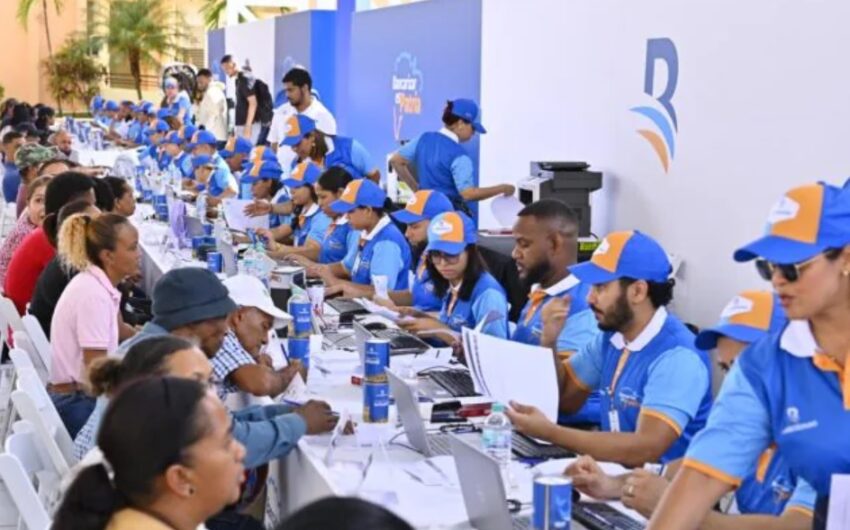 Cientos acuden a bancarización del Banco de Reservas en SFM
