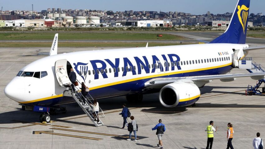 Investigan a aerolínea 'lowcost' por cobrar a padres para sentarse junto a sus hijos