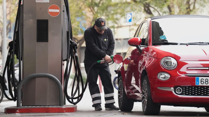 Los conductores europeos reducen el consumo de combustible por la guerra con Irán