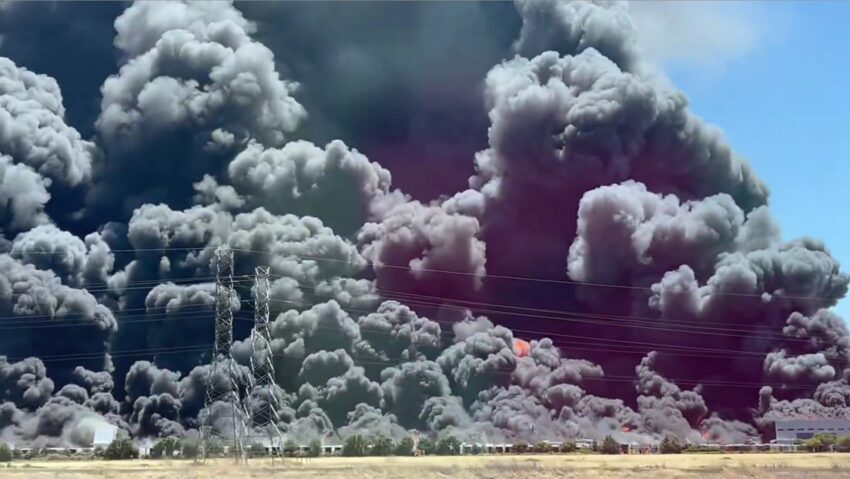 Mega incendio devora un gigantesco almacén de material médico en EE.UU.