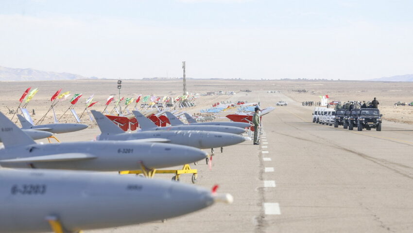 Piloto derribado en Irán describe un inquietante encuentro con extraña formación de drones iraníes