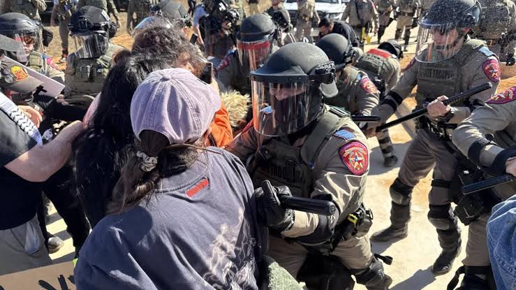 Policía de EE.UU. lanza gas lacrimógeno a manifestantes tras matar a un bebé de un disparo